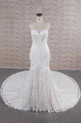 Elegantes vestidos de novia de corte sirena con apliques y tirantes finos